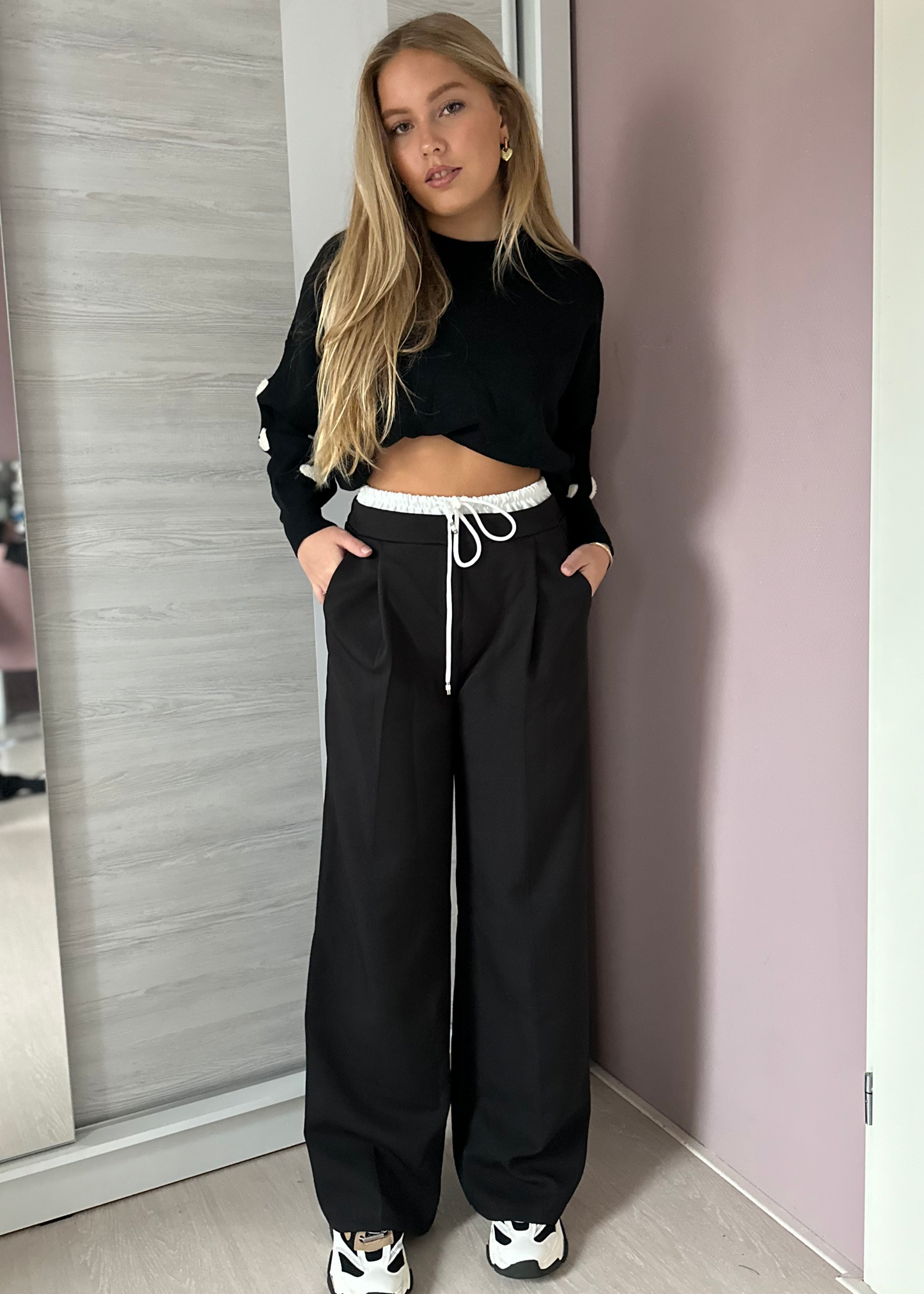 Zwarte pantalon met witte tailleband