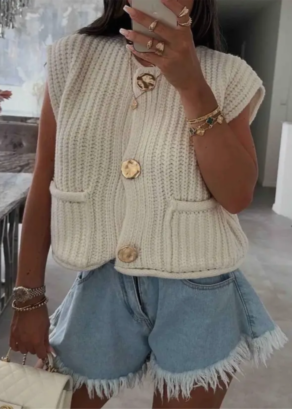Mouwloos kort gebreid vestje beige